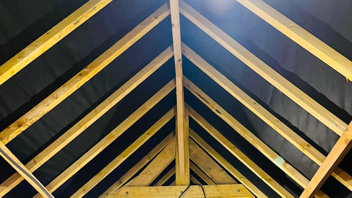 Charpente en bois mise à nu pendant une réfection